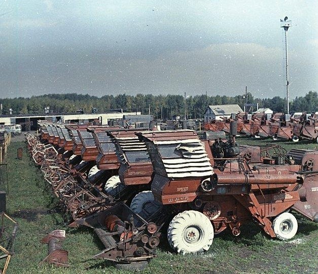 Зачем в СССР тракторам и комбайнам колеса красили в белый цвет. Рассказываю подробнее
