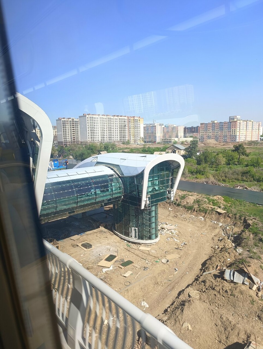 Вид из вагона легкого метро Астаны в середине мая 2026 года, изображение из открытых источников