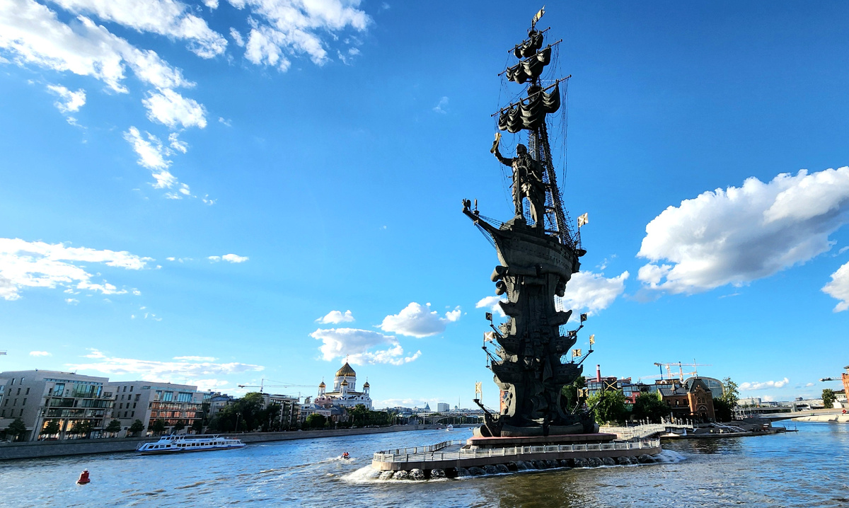 Памятник "В ознаменование 300-летия российского флота" в Москве.