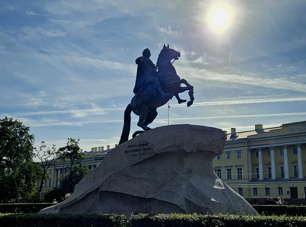 Медный всадник на Сенатской площади в Санкт-Петербурге. Открытие памятника было приурочено к 100-летию вступления Петра I на русский престол.