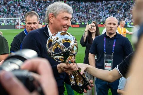 На фото Галицкий который строил свою империю в окружении сильных партнеров и сотрудников.