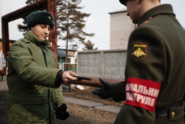 Прямо у забора части...