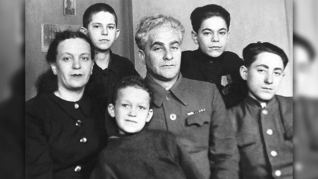 Иосиф Кобзон с матерью Идой Исаевной