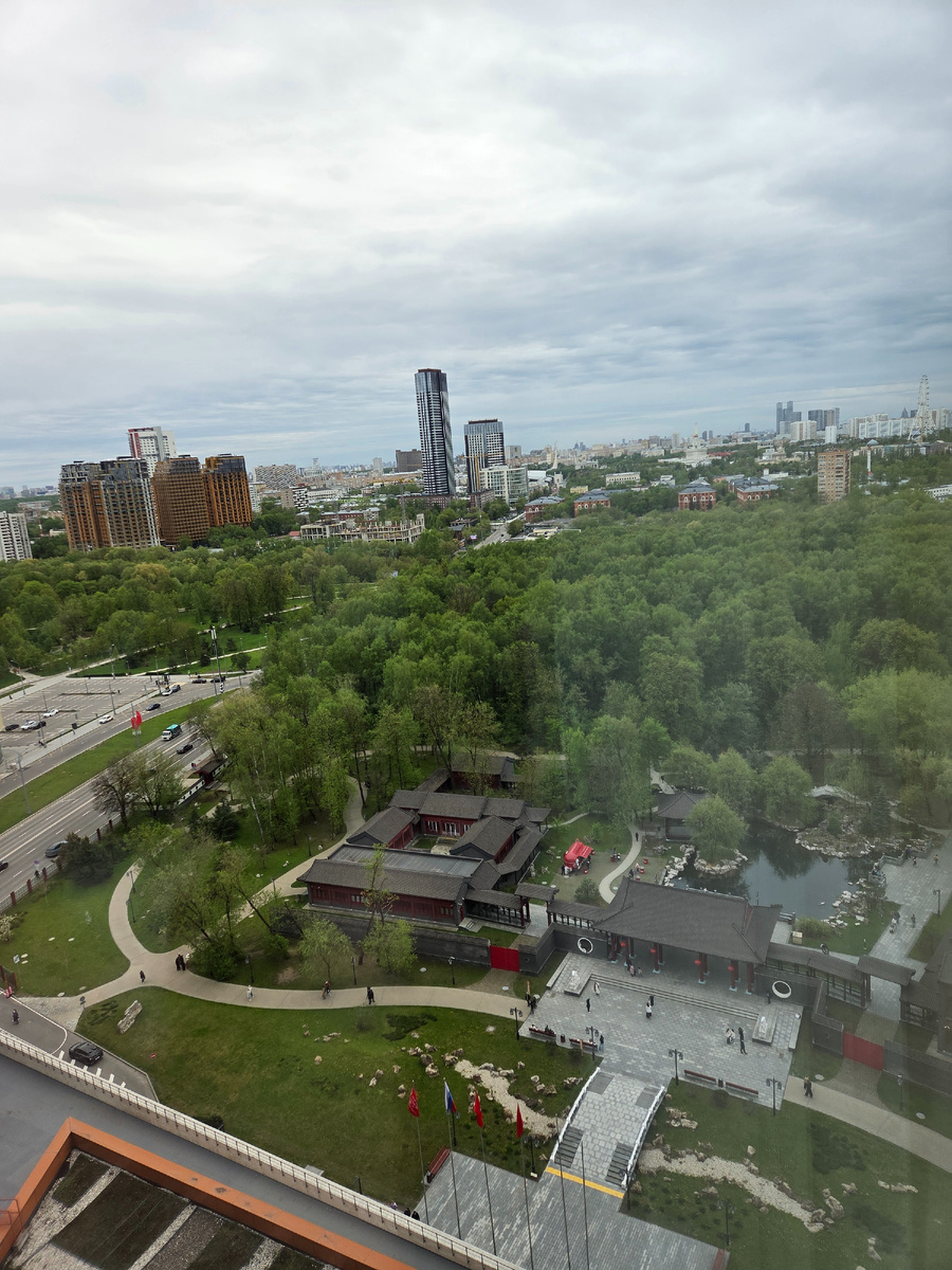 Вид из окна номера 1817 на 18 этаже гостиницы "Солюкс Отель Москва" на парк "Хуаминюан"