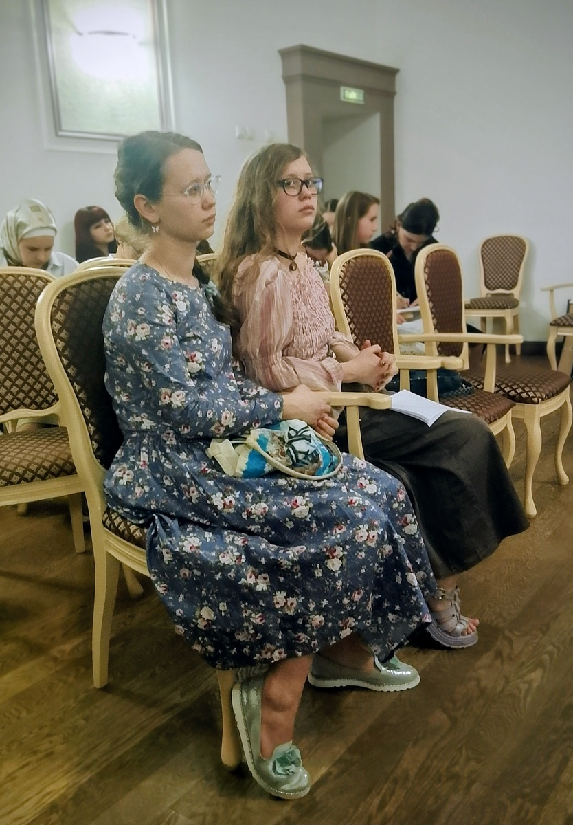 Вчера. Ждут сигнала (зачеркнуто) защиты. Иногда я оорбалдеваю от того, как все мои дети внешне на мужа похожи. И еще моя любимая рубрика "Обноски", обратите внимание, все хочу обзор наших "обносок" сделать
