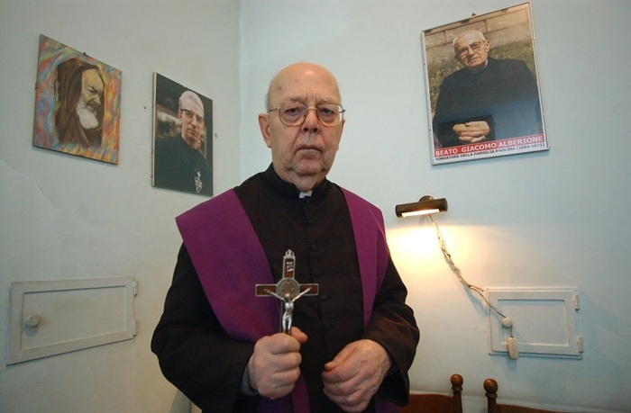 Отец Аморт - экзорцист, утверждавший, что в Ватикане скрывается Дьявол. /Фото: deadline.com