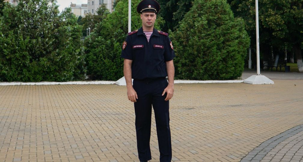 Сам ребёнок успел только крикнуть и уйти под воду. Помощь матери услышал отдыхавший на соседнем пляже офицер