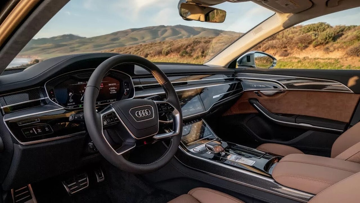 «Статус, скорость и комфорт: всё об Audi S8»