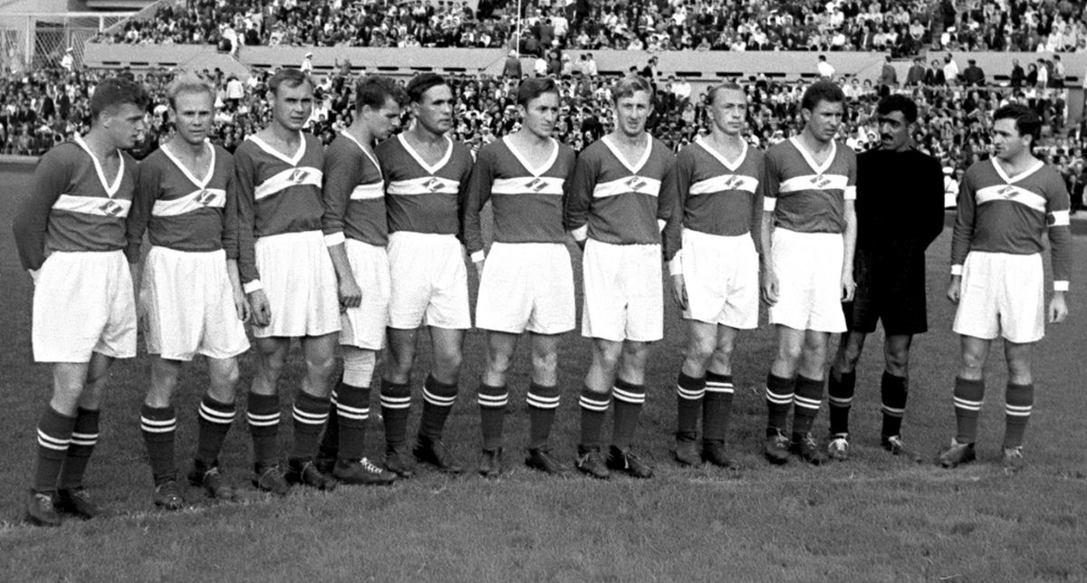    Спартаковцы приветствуют соперника. 1953 г. / Леонид Доренский / РИА Новости