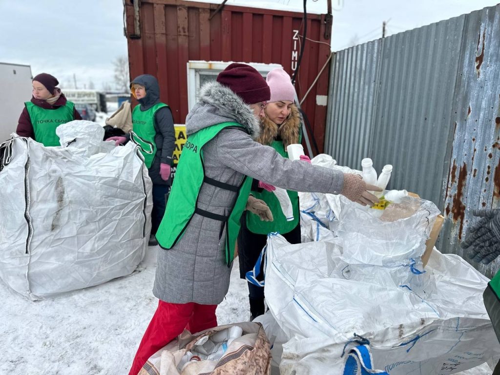 Волонтёры проверяют пункт приёма вторсырья
