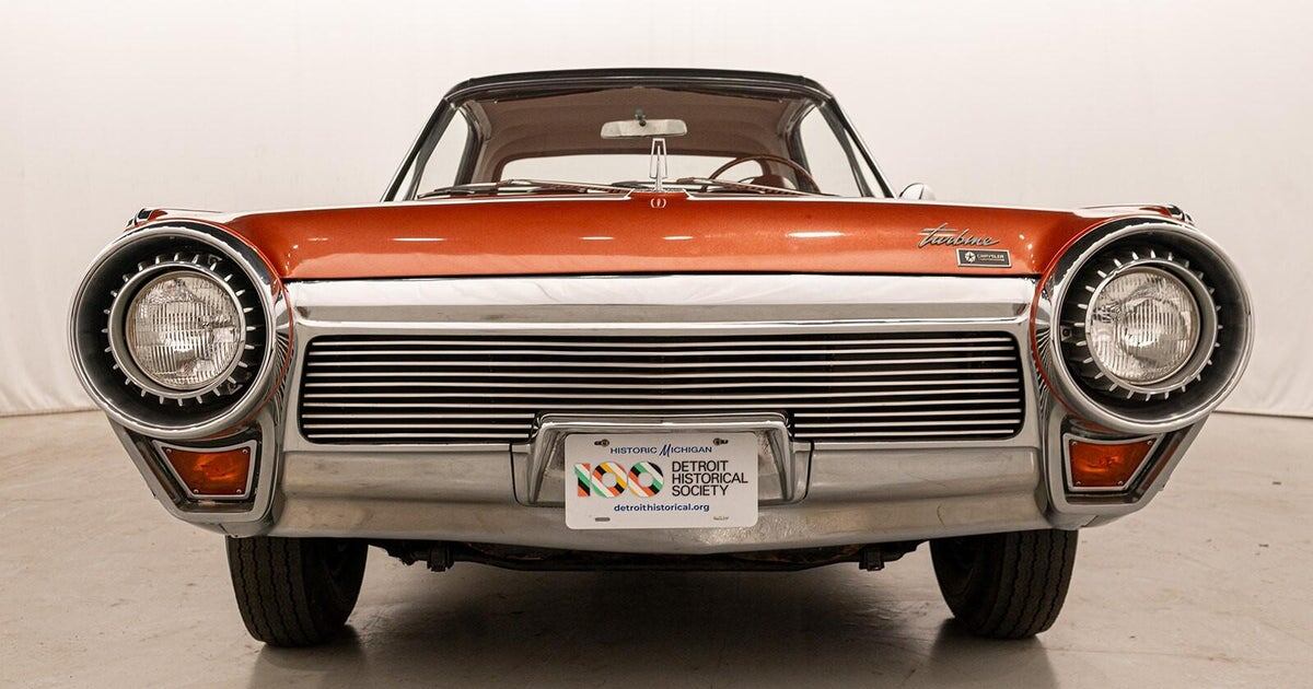 Характерный радиатор и фары Chrysler Turbine 1963