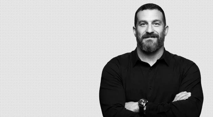 Эндрю Хуберман — американский нейробиолог, профессор кафедры нейробиологии и офтальмологии Медицинской школы Стэнфордского университета. Он получил докторскую степень в Калифорнийском университете в Беркли и прославился благодаря исследованиям в области нейропластичности, а также популяризации науки через один из самых популярных подкастов в мире — Huberman Lab.