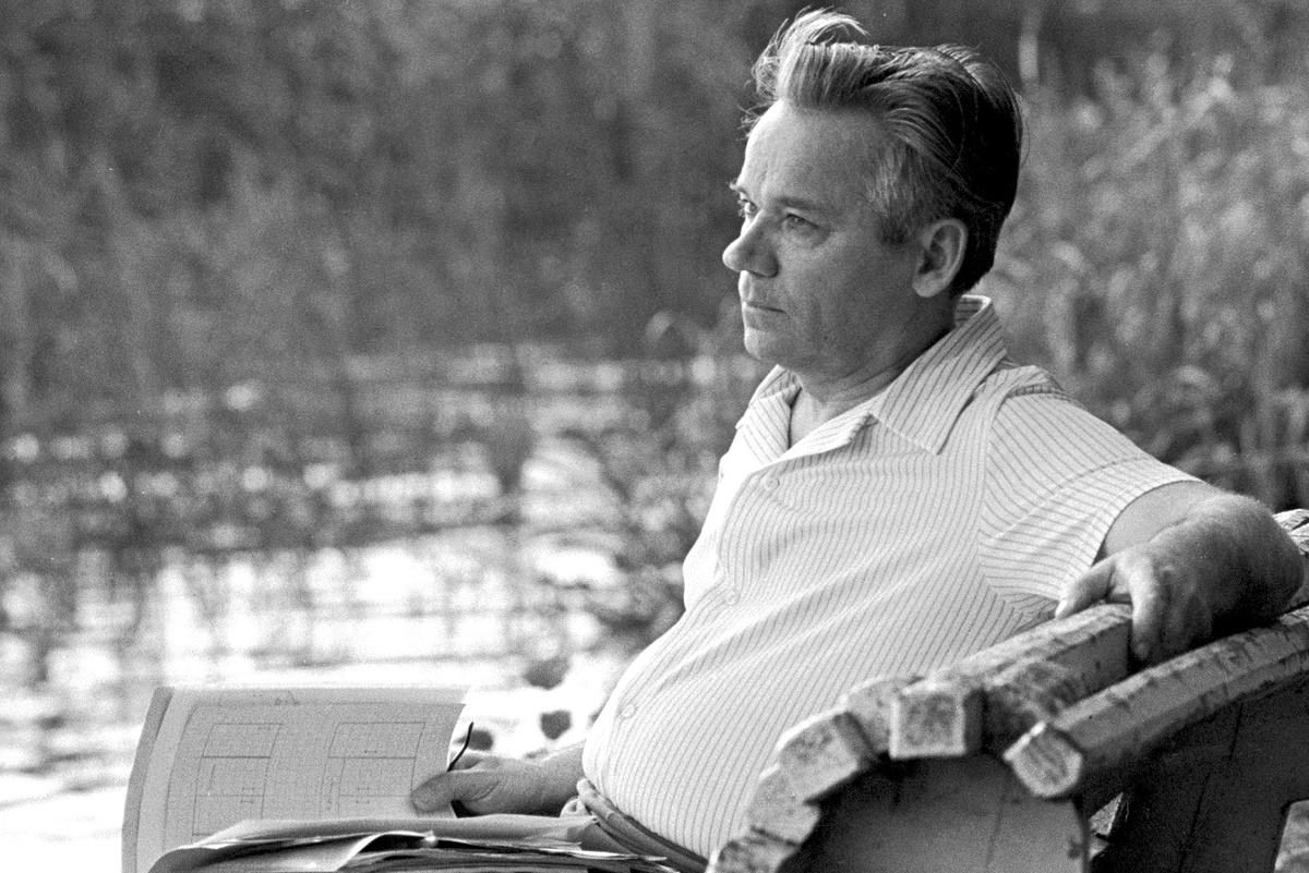    Лауреат Ленинской и Государственной премий, дважды Герой Социалистического Труда, конструктор стрелкового оружия Михаил Калашников отдыхает у пруда./Э. Коган / РИА Новости