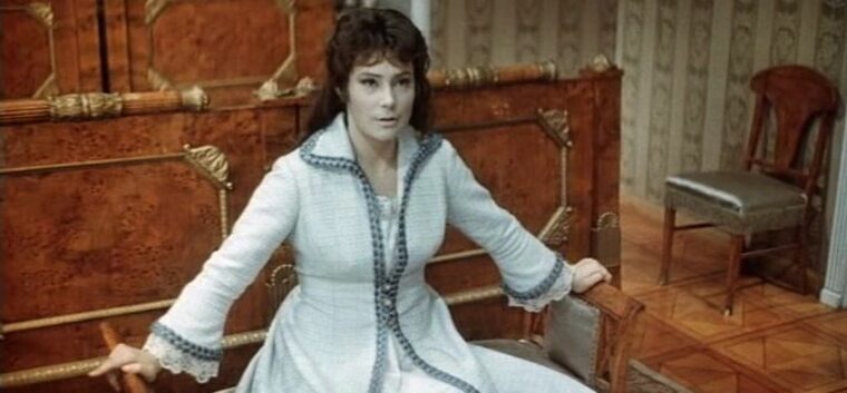 Кадр из фильма «Анна Каренина» 1967 год. Анна в доме мужа как в клетке.