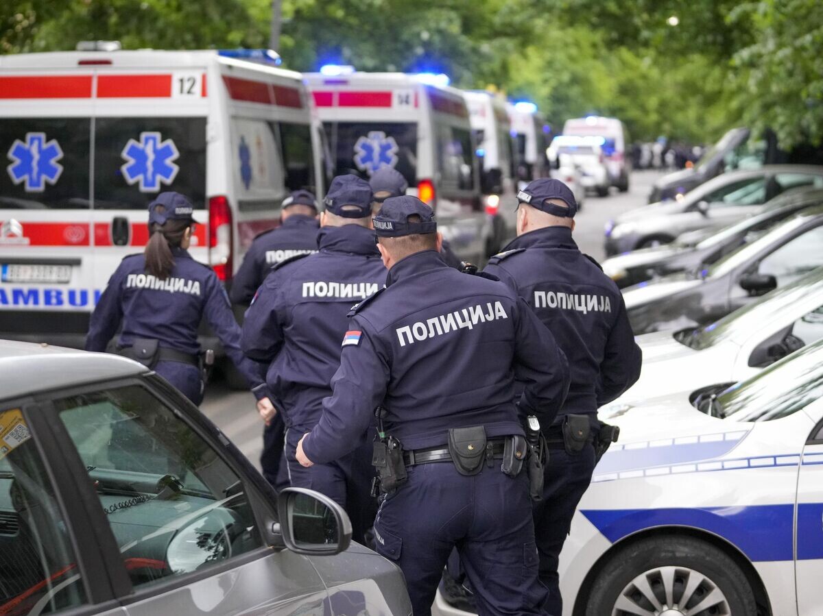    Сотрудники полиции Сербии на месте стрельбы в Белграде | © AP Photo / Darko Vojinovic