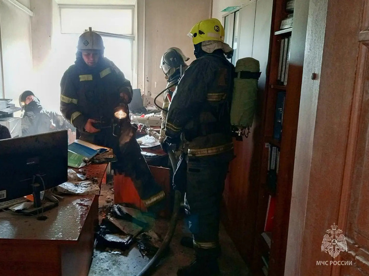     Пожар в кабинете потушили быстро. Фото: макс-канал ГУ МЧС России по РХ
