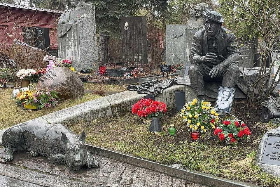    Могила Народного артиста СССР Юрия Никулина Карина АЛЕКСАНДР