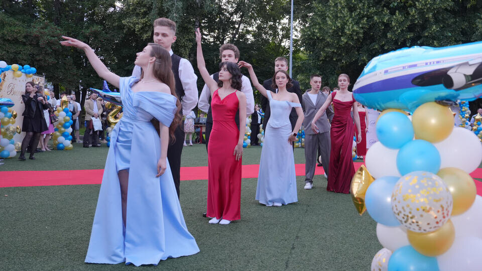     Аналитики подсчитали стоимость выпускного в школах в 2026 году ИЗВЕСТИЯ/Эдуард Корниенко
