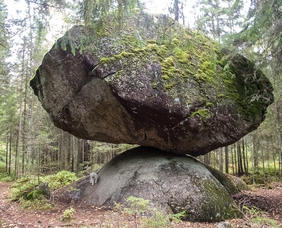 Изображение взято с сайта https://upload.wikimedia.org/wikipedia/commons/thumb/5/5a/Kummakivi_balancing_rock_in_Ruokolahti%2C_Finland.jpg/960px-Kummakivi_balancing_rock_in_Ruokolahti%2C_Finland.jpg
