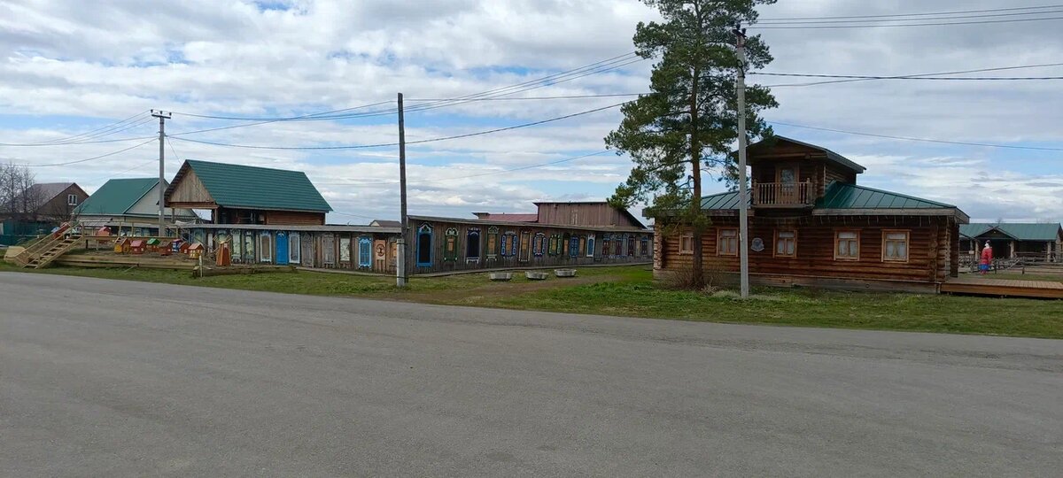 Первое здание - это комиссаривтский дом, дом под зеленой крышей за забором - музей Иванушки Петровича Д.