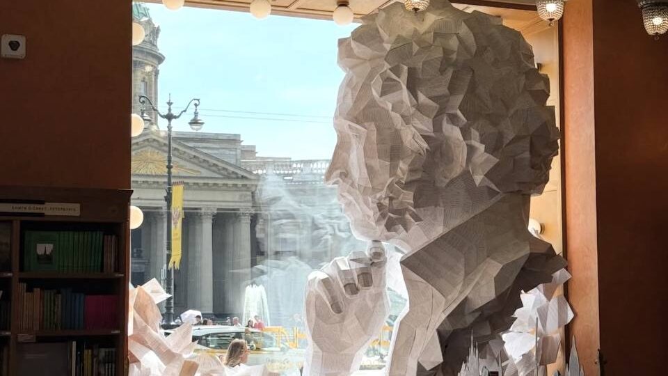 В Доме Книги поселилилась гигантская скульптура Александра Сергеевича Пушкина