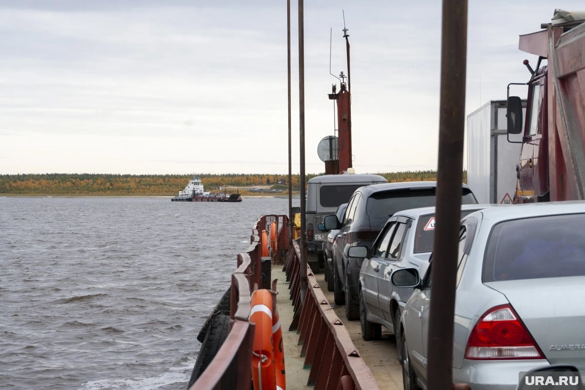     Паромы на реке Обь между городами Лабытнанги и Салехард начали перевозить машины