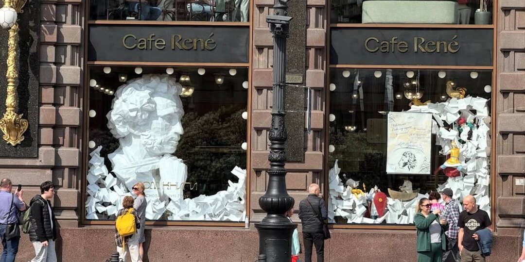 В Доме Книги поселилилась гигантская скульптура Александра Сергеевича Пушкина
