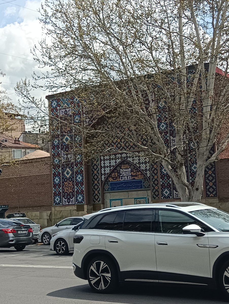 Вход через арку с улицы