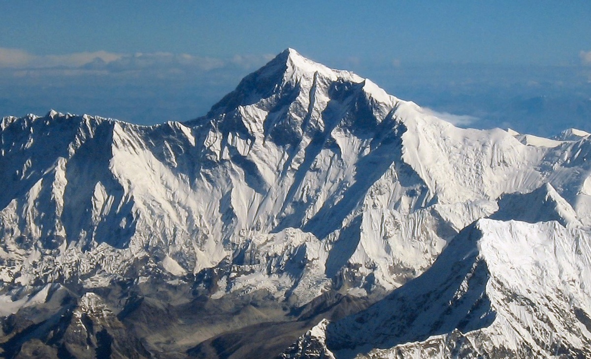 Изображение взято с сайта https://upload.wikimedia.org/wikipedia/commons/b/b6/Mount_Everest_as_seen_from_Drukair2_PLW_edit_Cropped.jpg