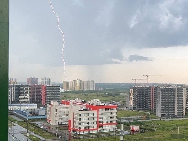     Жители города могли наблюдать яркие вспышки и раскаты, характерные для летней погоды. Фото: архив "МК в Питере"