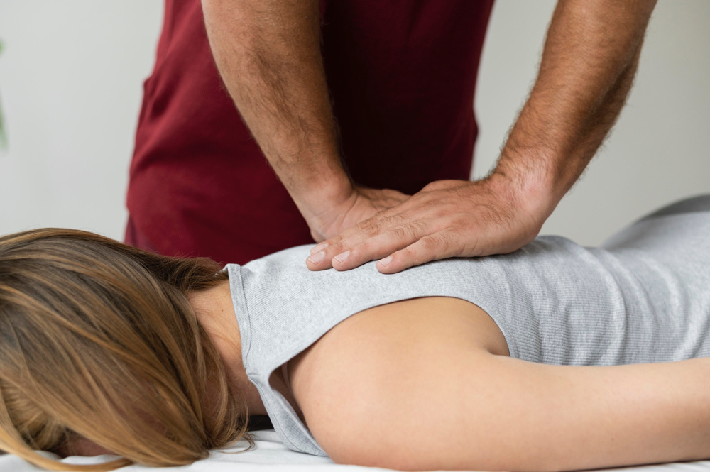 источник https://www.magnific.com/free-photo/osteopathy-patient-getting-treatment-massage_20148551.htm