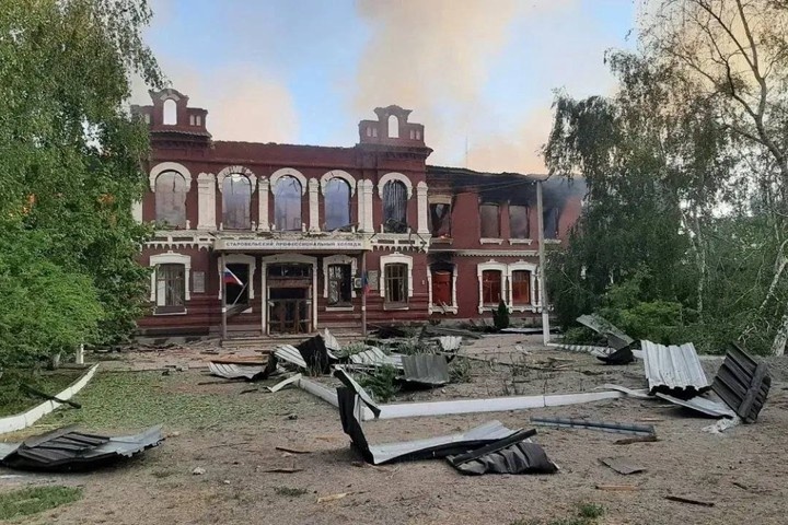 «Бьют с наслаждением». ВСУ разбомбили колледж в ЛНР: что известно, пепелище на месте удара, статус теракта