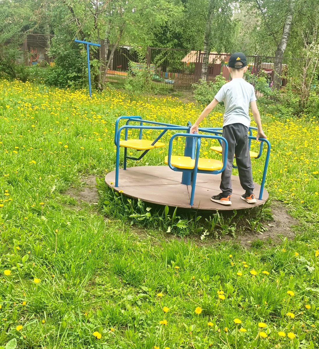 Сейчас в 6-7 и даже в 8 лет очень редко гуляют без родителей, а раньше с 5 лет одни дети гуляли.
