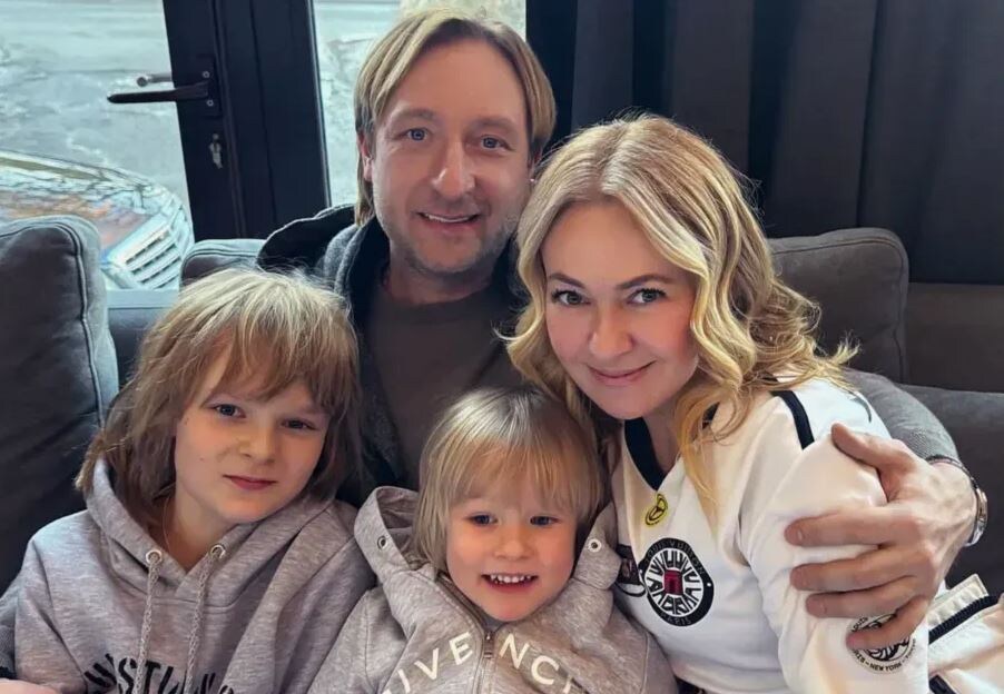 Евгений Плющенко и Яна Рудковская с сыновьями