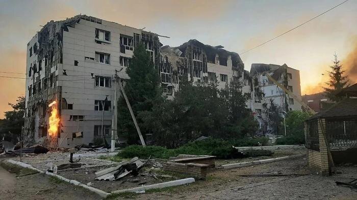 Последствия обстрела общежития с детьми в Старобельске. Фото © МАХ / Леонид Пасечник