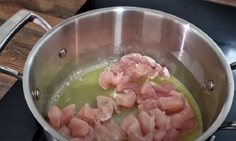 Как приготовить насыщенный куриный суп из одного филе за полчаса