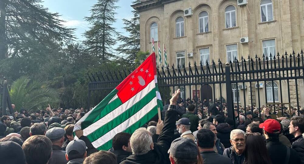 Как Запад вмешивается в политику Абхазии. Защитится ли Сухум к выборам?