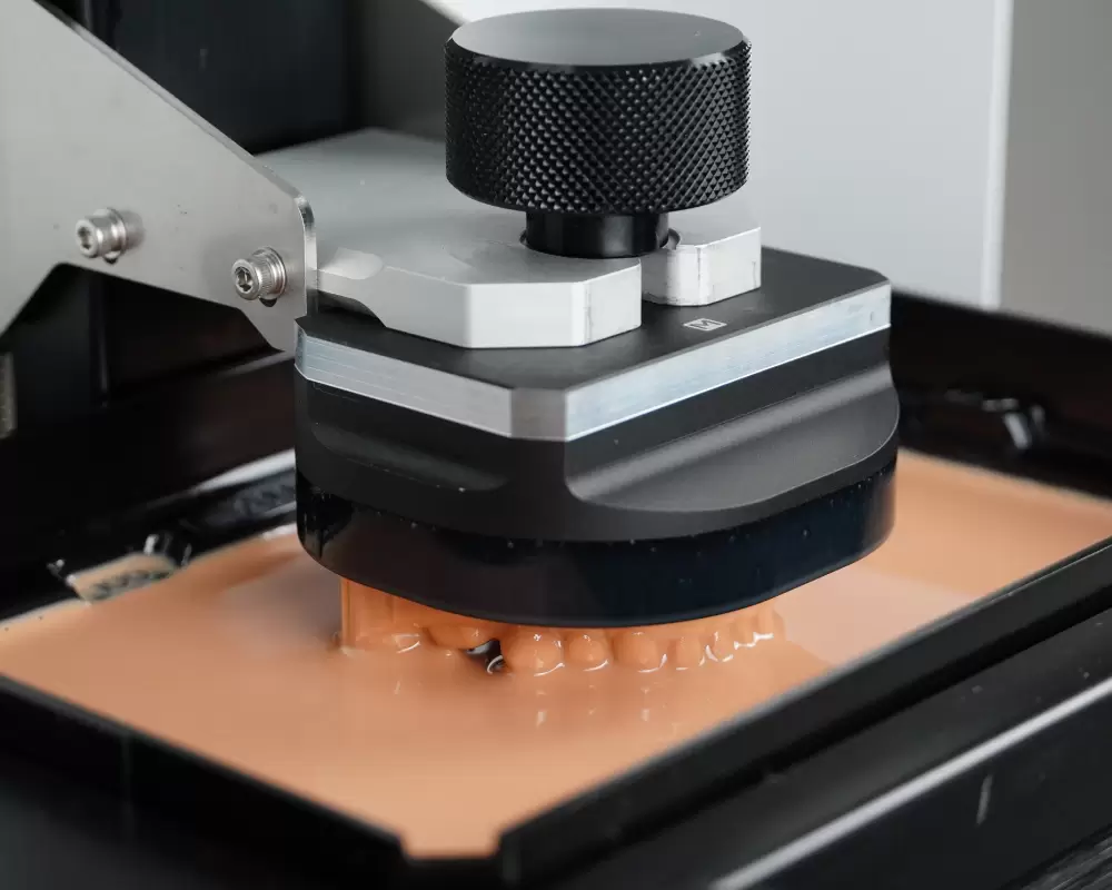  платформа построения стоматологического 3D-принтера во время печати