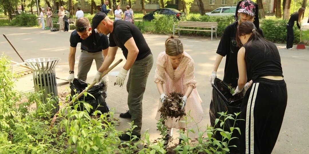 Студенты, ветераны и депутаты поучаствовали в субботнике в Липецке