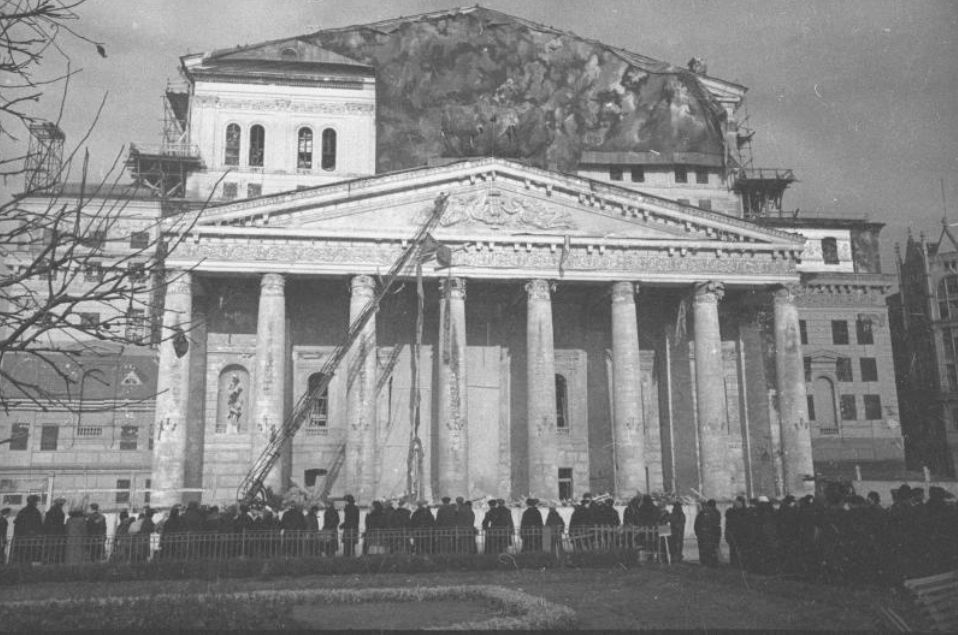 Сергей Струнников. Маскировка здания Большого театра, 1941 год, Мультимедиа Арт Музей, Mосква © Public domain