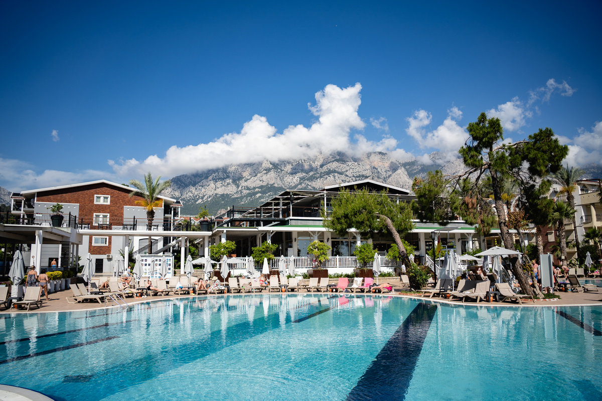 отель Crystal Aura Beach Resort & Spa