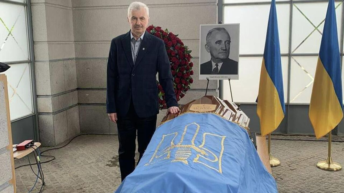 В четверг из Люксембурга на Украину доставлен прах главы ОУН* Андрея Мельника, похороненного в этом герцогстве в 1964 году. Операцию организовала украинская военная разведка.
