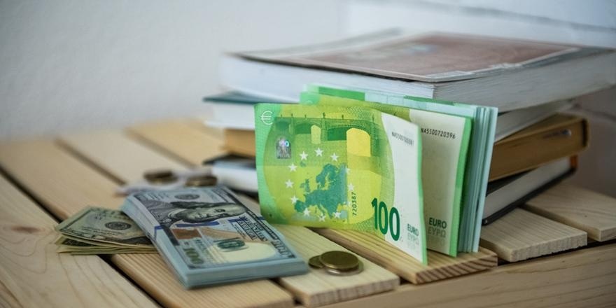 Доллар растет уже 3 дня подряд на торгах. Курс доллара на 23 мая 2026