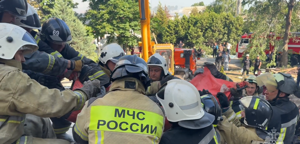    Последствия удара ВСУ по общежитию и колледжу в ЛНР. Источник: ГУ МЧС России по ЛНР