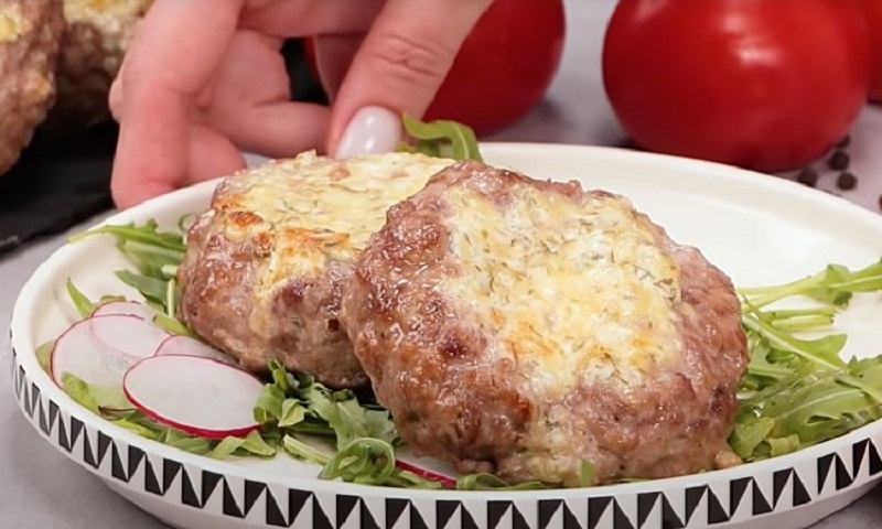 Сочные котлеты с сыром и маслом из духовки: секрет идеального вкуса