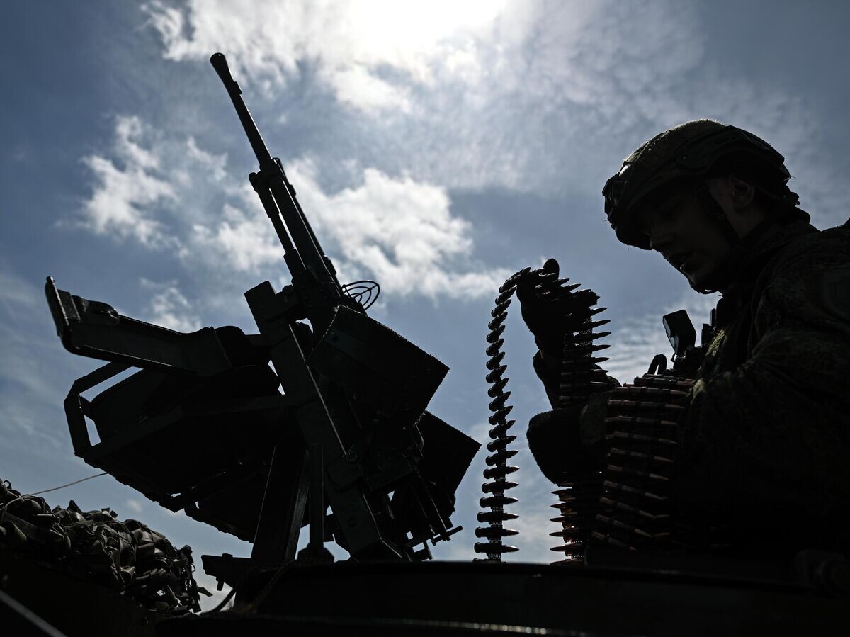    Российский военнослужащий в зоне проведения СВО | © РИА Новости / Сергей Бобылев