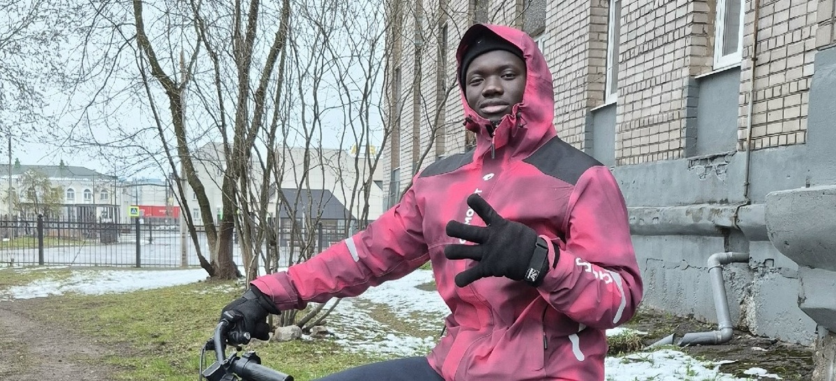 Сегодня Намори Камара — это мост между двумя  мирами. Днем он изучает, как бетон выдерживает нагрузки, а вечером проверяет на  прочность колеса велосипеда, развозя молоко и хлеб по Череповцу. Фото: Язан Тарабен