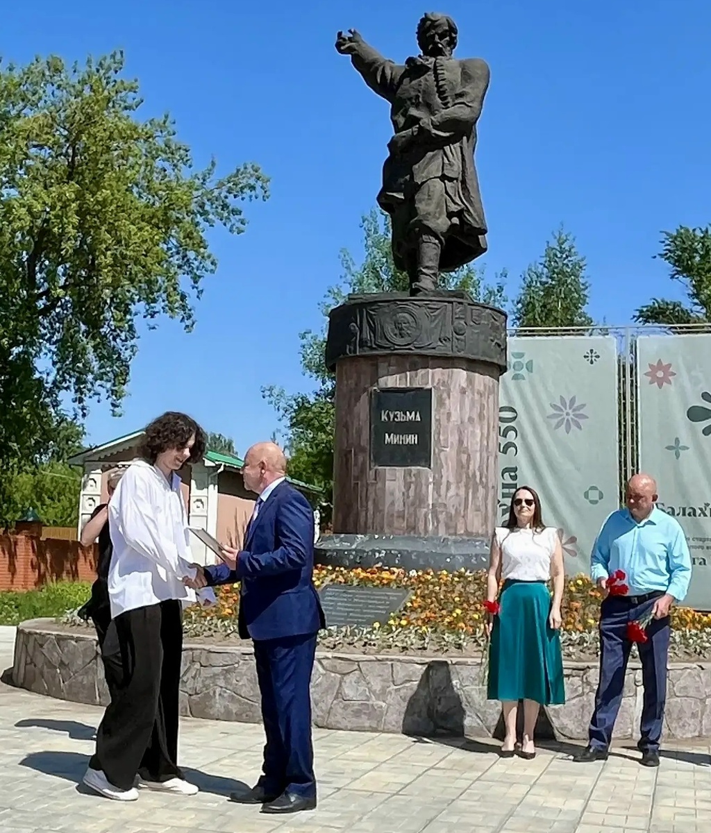  Макар Кириллов получает награду от главы МСУ А.В. Дранишникова.