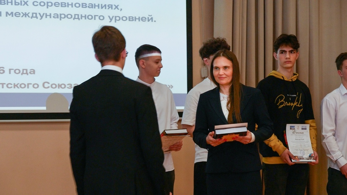 А.Е. Табакова награждает участников Всероссийских олимпиад.