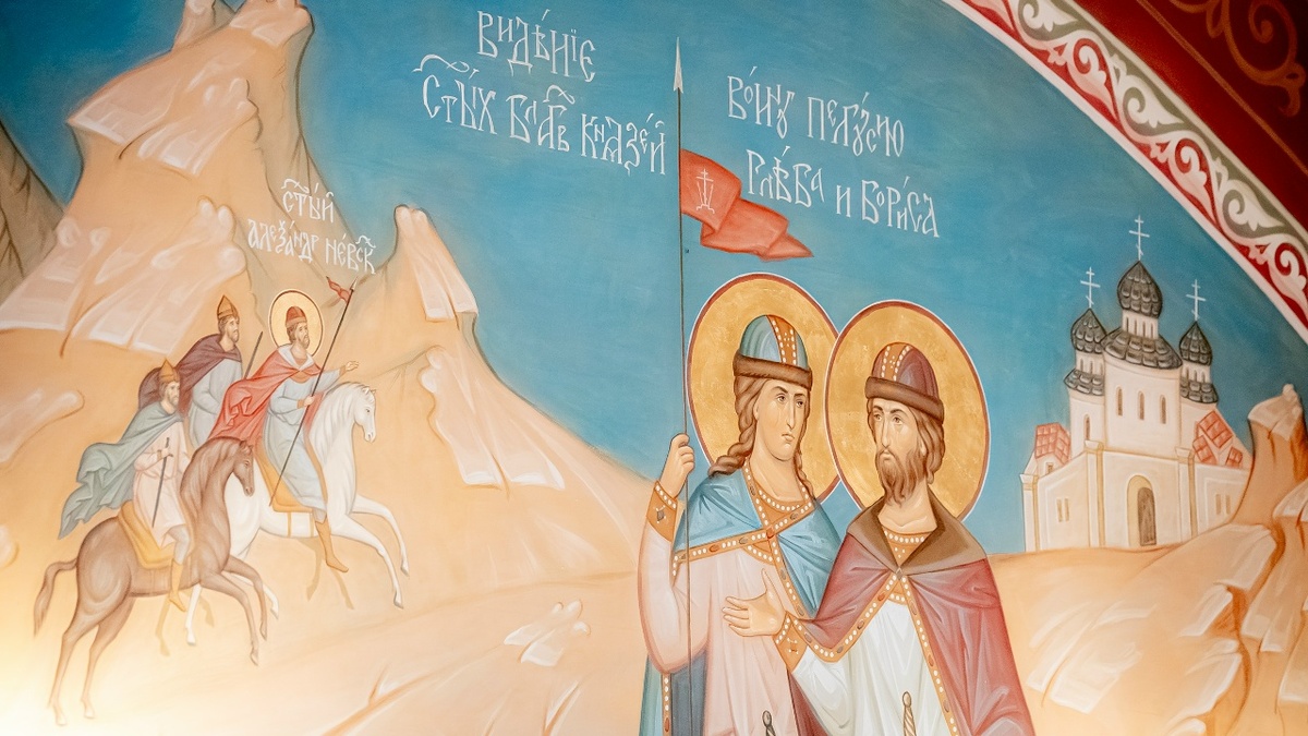 Первые русские святые изображены на фреске придела. 